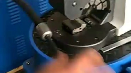 Stauch-/Crimpmaschine mit seitlicher Zuführung von Schläuchen für Auto-Klimaanlagenschläuche